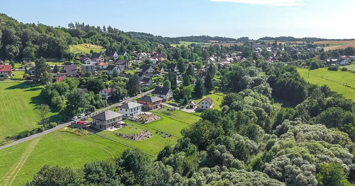 Zvánovice: Obec s vládní ulicí, třemi náměstími a závodníky na rybníku